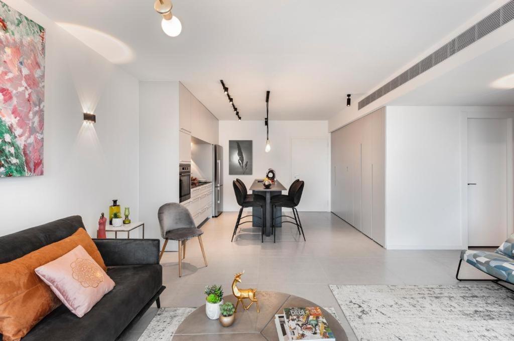 Yefet - By Beach Apartments Tlv Тель-Авив Экстерьер фото